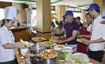 Trong dịp Tết Mậu Tuất, khách sạn Green phục vụ buffet trưa với giá không đổi so với ngày thường: 135 ngàn đồng/người lớn và 75 ngàn đồng/trẻ em. Trong ảnh: Du khách dùng buffet tại khách sạn Green. Ảnh: ĐĂNG KHOA