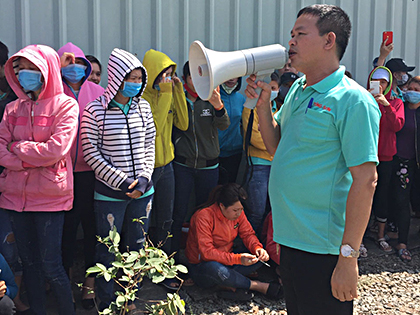 Ông Dương Văn Thắng, Ban quản lý Công ty TNHH Tùng Sơn (xã Xuân Sơn, huyện Châu Đức) thông báo các cam kết của lãnh đạo công ty và kêu gọi công nhân trở lại làm việc. 