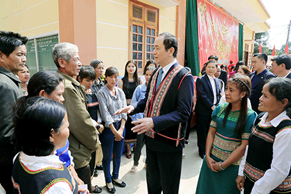 Chủ tịch nước Trần Đại Quang đến thăm, chúc Tết, tặng quà động viên các gia đình chính sách xã Rờ Kơi, huyện Sa Thầy, tỉnh Kon Tum. Ảnh: NHAN SÁNG