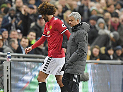 Marouane Fellaini (bìa trái) sẽ nghỉ thi đấu 2 tháng do chấn thương trong trận Manchester United gặp Tottenham.