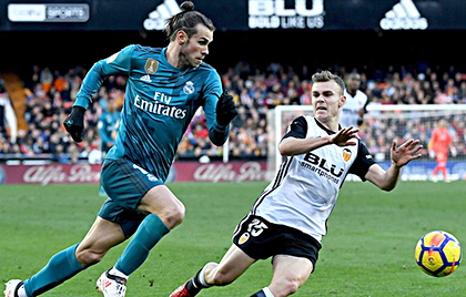 Gareth Bale (bìa trái) đang miệt mài chiến đấu, để bản thân tiếp tục là một phần quan trọng trong dự án tương lai ở Bernabeu.