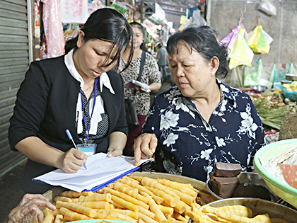 Đoàn kiểm tra của Chi cục Quản lý chất lượng nông, lâm sản và thủy sản tỉnh kiểm tra thực phẩm ở chợ Vũng Tàu. Ảnh: T.L