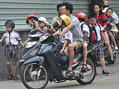 Phụ huynh cần loại bỏ ngay những hành vi vi phạm pháp luật về giao thông trước mắt trẻ thơ.