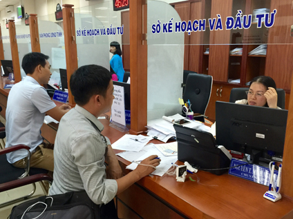 Người dân làm thủ tục hành chính tại bộ phận một cửa cấp tỉnh.