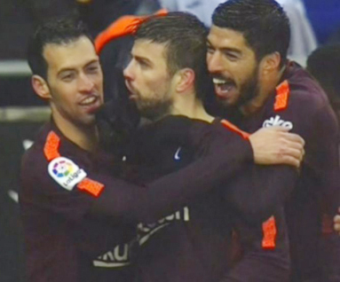 Pique giúp Barca giữ nguyên thành tích bất bại ở La Liga.