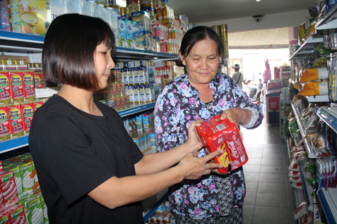 Khách hàng chọn mua nước giải khát tại siêu thị  Minh Nga (145 Trương Công Định, TP. Vũng Tàu).