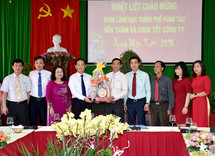 Đồng chí Mai Ngọc Thuận, Ủy viên Ban Thường vụ Tỉnh ủy, Bí thư Thành ủy, Chủ tịch HĐND  TP. Vũng Tàu thăm và tặng quà Công ty CP Phát triển công viên cây xanh và đô thị Vũng Tàu.