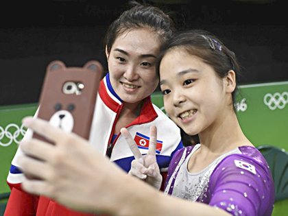 Vận động viên Triều Tiên Hong Un-jong (trái) chụp ảnh với vận động viên Hàn Quốc Lee Eun-ju. 