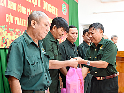 Ông Lê Văn Thận, Chủ tịch Hội Cựu TNXP TP.Vũng Tàu tặng quà Tết cho các gia đình hội viên có hoàn cảnh khó khăn.