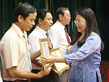 Đồng chí Nguyễn Thị Yến, Phó Bí thư Thường trực Tỉnh ủy, Trưởng Đoàn ĐBQH tỉnh tặng Bằng khen của UBND tỉnh cho các tập thể có thành tích xuất sắc trong thực hiện chính sách và phát huy vai trò của người có uy tín trong đồng bào DTTS trên địa bàn tỉnh.