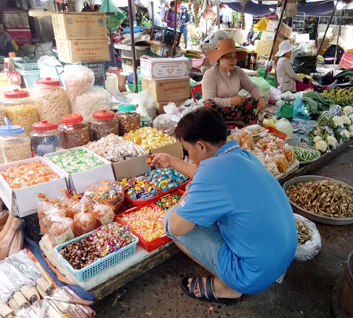 Bánh, kẹo không có nguồn gốc, nhãn mác bày bán tại chợ Rạch Dừa, TP. Vũng Tàu.