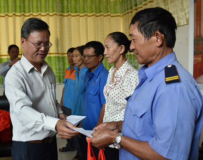 Ông Lê Tiến Chinh, Phó Chủ tịch LĐLĐ TP.Vũng Tàu tặng quà cho người lao động Công ty CP Du lịch cáp treo Vũng Tàu.