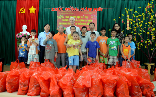 Ông Nguyễn Văn Nhân, Chủ tịch Hội Nạn nhân chất độc da cam và Bảo trợ xã hội tỉnh cùng đại diện AVVRG và Liên hiệp các tổ chức hữu nghị tỉnh tặng quà cho trẻ em tại Trung tâm bảo trợ trẻ em Vũng Tàu.