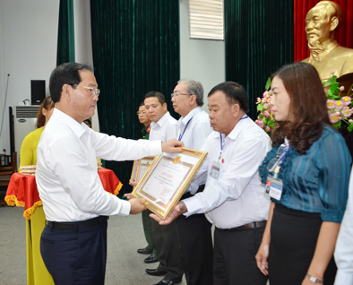 Đồng chí Mai Ngọc Thuận, Ủy viên Ban Thường vụ Tỉnh ủy, Bí thư Thành ủy, Chủ tịch HĐND TP.Vũng Tàu tặng Giấy khen cho các tổ chức cơ sở Đảng đạt “trong sạch, vững mạnh” tiêu biểu năm 2017.