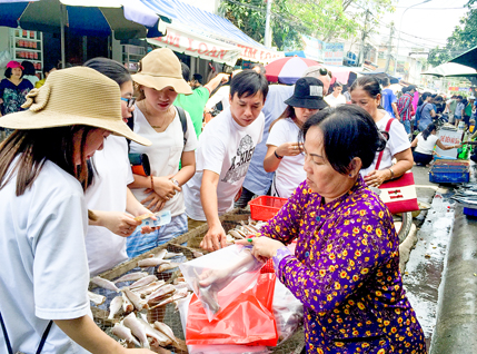 Cá đù một nắng không có bao bì,  nhãn mác được bán theo kg tại chợ Xóm Lưới  (TP. Vũng Tàu). Ảnh: VÂN ANH