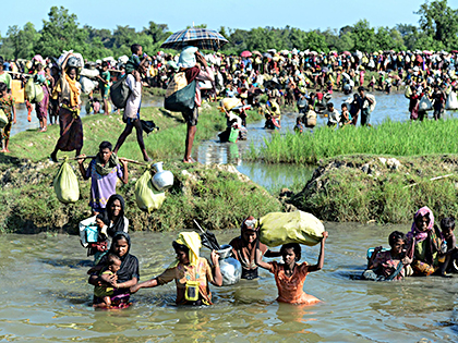 Người tị nạn Rohingya chạy trốn xung đột từ Rakhine của Myanmar tới khu vực Palongkhali gần Ukhia, Bangladesh. 