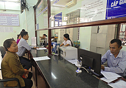 Cán bộ, công chức bộ phận một cửa của UBND TP. Vũng Tàu tiếp nhận và trả kết quả hồ sơ hành chính cho người dân. Ảnh: ĐỨC TRUNG