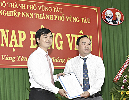 Đồng chí Trương Viết Phú, Bí thư Chi bộ doanh nghiệp 1 (Đảng bộ Doanh nghiệp ngoài Nhà nước TP. Vũng Tàu) trao quyết định kết nạp Đảng cho quần chúng ưu tú Đoàn Văn Điều, kỹ sư CNTT Công ty TNHH Niềm Tin vào ngày 27-12-2017.