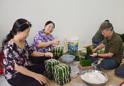 Các đội tham gia gói bánh chưng tặng người nghèo.