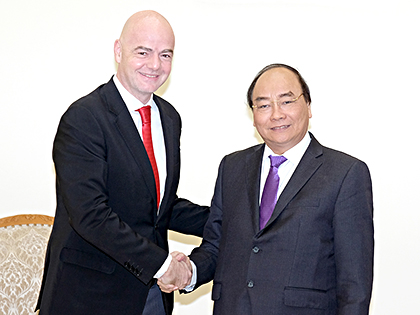 Thủ tướng Nguyễn Xuân Phúc và Chủ tịch FIFA Gianni Infantino. Ảnh: QUANG HIẾU