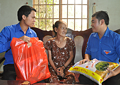 TNV Hội tình nguyện Tân Thành tặng quà cho người nghèo xã Châu Pha (huyện Tân Thành). 