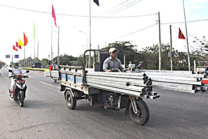 Những thanh sắt dài quá thùng xe được chở nghênh ngang trên Tỉnh lộ 44A (huyện Long Điền).