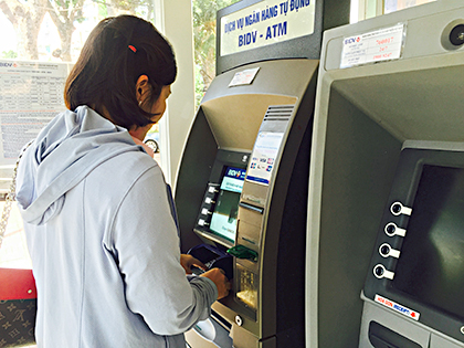 Hiện nay, giao dịch tại các cây ATM trên địa bàn tỉnh vẫn thông suốt.  Trong ảnh: Khách hàng rút tiền tại cây ATM của Ngân hàng BIDV (đường nguyễn Du, TP. Vũng Tàu)