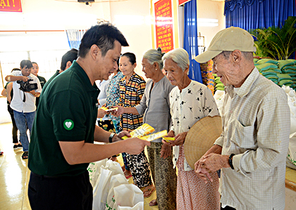 Đại diện Nhà máy bia Heineken Việt Nam tại Vũng Tàu trao quà cho người nghèo thị trấn Phước Hải (huyện Đất Đỏ). Ảnh: MINH QUANG 