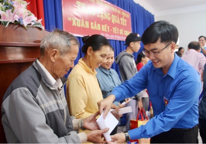 Anh Nguyễn Văn Tuân, Phó Bí thư Tỉnh Đoàn trao quà của Nhà Văn hóa Thanh niên tỉnh và DIC CORP cho người dân có hoàn cảnh khó khăn tại xã Tóc Tiên (huyện Tân Thành).