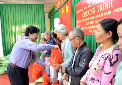 Ông Nguyễn Mạnh Hùng trao quà cho các hộ nghèo xã Nghĩa Thành, huyện Châu Đức.