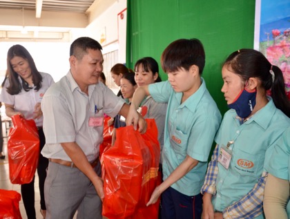 Ông Lê Ngọc Quyết, Phó Trưởng phòng LĐ-TB-XH huyện Châu Đức trao quà Tết cho công nhân Công ty Giày Uy Việt.