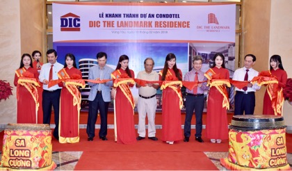 Các đại biểu cùng đại diện lãnh đạo DIC Corp cắt băng khánh thành dự án condotel DIC The Landmark Residence.