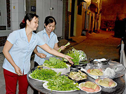 Nhân viên cơ sở nấu tiệc Quang (19, Hồ Quý Ly, phường Thắng Tam, TP.Vũng Tàu) chuẩn bị tiệc tất niên phục vụ khách tại hẻm 105, Lê Lợi, TP.Vũng Tàu.