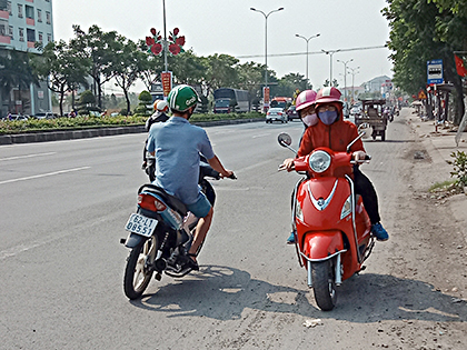 Người điều khiển xe máy đi ngược chiều trên Quốc lộ 51 (đoạn qua TT. Phú Mỹ, huyện Tân Thành).