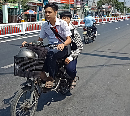 Học sinh điều khiển xe đạp điện không đội mũ bảo hiểm và đi ngược chiều trên đường 30-4 (đoạn qua phường 11-TP.Vũng Tàu).