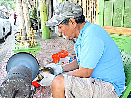 Ông Hoàng Công (50, đường Thống Nhất, TP.Vũng Tàu) đánh bóng lư đồng cho khách.