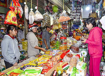 Các loại bánh mứt được bày bán ở chợ Kim Long (huyện Châu Đức). Ảnh: ĐINH HÙNG 