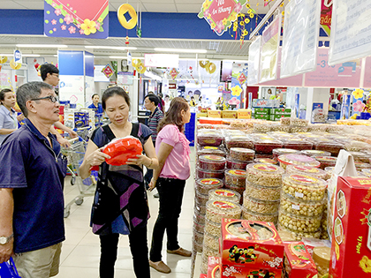 Khách hàng chọn mua bánh mứt tại Siêu thị Co.op Mart Vũng Tàu. Ảnh: QUANG VŨ