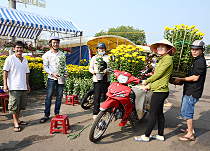 Người dân mua hoa tại chợ Ngãi Giao (huyện Châu Đức). Ảnh: ĐINH HÙNG