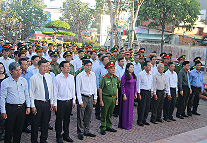 Các đại biểu tham dự lễ dâng hương tưởng niệm AHLLVTND Võ Thị Sáu tại Công viên tượng đài Võ Thị Sáu.