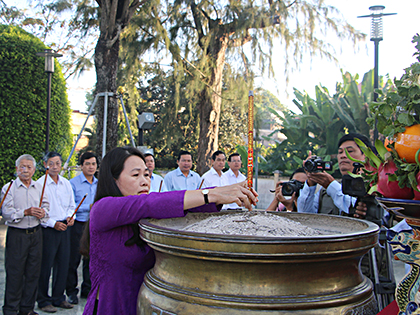 Đồng chí Nguyễn Thị Yến, Phó Bí thư Thường trực Tỉnh ủy, Trưởng Đoàn Đại biểu Quốc hội tỉnh dâng hương tưởng niệm AHLLVTND Võ Thị Sáu tại Công viên tượng đài Võ Thị Sáu.