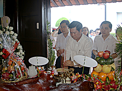 Đồng chí Nguyễn Văn Xinh, Ủy viên Ban Thường vụ Tỉnh ủy, Trưởng Ban Tuyên giáo Tỉnh ủy thắp hương tại Nhà lưu niệm AHLLVTND Võ Thị Sáu.