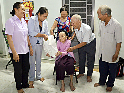 Chi Hội Người cao tuổi khu phố 6, phường Nguyễn An Ninh, TP.Vũng Tàu, thăm hỏi, tặng quà hội viên cao tuổi có hoàn cảnh khó khăn. 