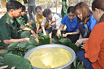 Gói bánh chưng tặng những học sinh có hoàn cảnh khó khăn trên địa bàn tỉnh trong chương trình “Tết ấm - Xuân vui” do BĐBP tỉnh tổ chức.