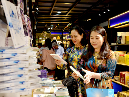 Đồng chí Nguyễn Thị Yến, Phó Bí thư Thường trực Tỉnh ủy, Trưởng Đoàn đại biểu Quốc hội tỉnh cùng các đại biểu tham quan Đường sách. Ảnh: MINH THANH