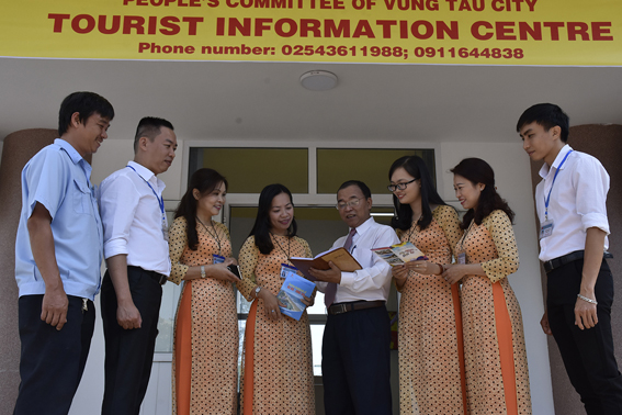 Lãnh đạo Phòng VH-TT TP.Vũng Tàu và cán bộ, nhân viên Trung tâm hỗ trợ khách du lịch TP.Vũng Tàu trao đổi thông tin trong ngày Trung tâm đi vào hoạt động.