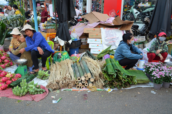 Lá dong, lá chuối, lạt… được bày bán tại chợ Bà Tô (thị trấn Phước Bửu, huyện Xuyên Mộc).