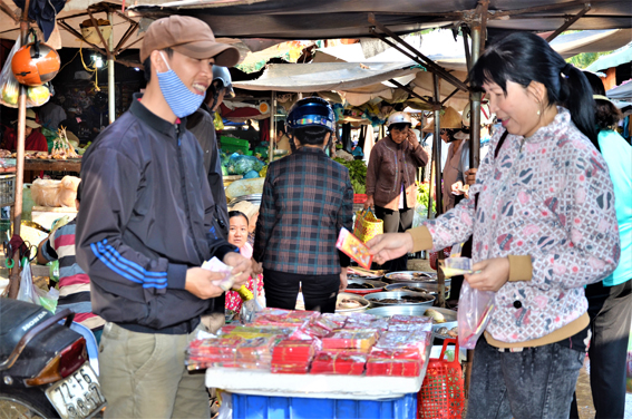 Chọn mua bao lì xì tại chợ Ngãi Giao.