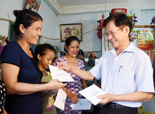 Ông Châu Văn Thắng, Chủ tịch LĐLĐ tỉnh tặng quà người lao động ở trọ tại nhà số 711/16, đường 30-4, phường Rạch Dừa (TP.Vũng Tàu).