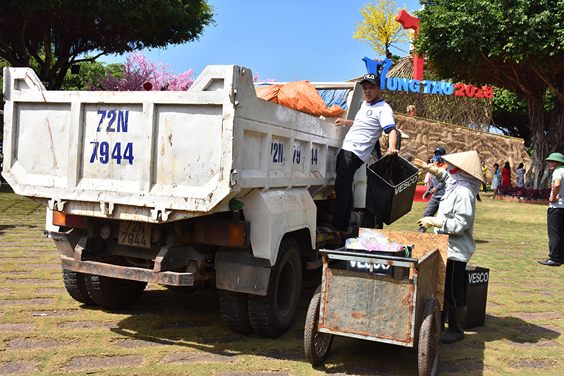  Công nhân Công ty CP Dịch vụ môi trường và Công trình đô thị Vũng Tàu thu gom rác tại Hội Hoa Xuân.